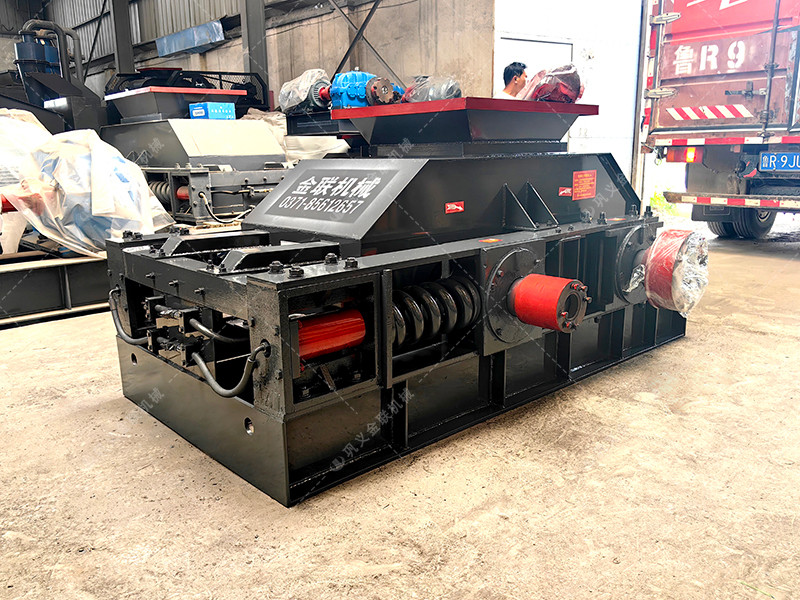 2pg800*600對(duì)輥破碎機(jī)破碎石英石發(fā)往廣東連州