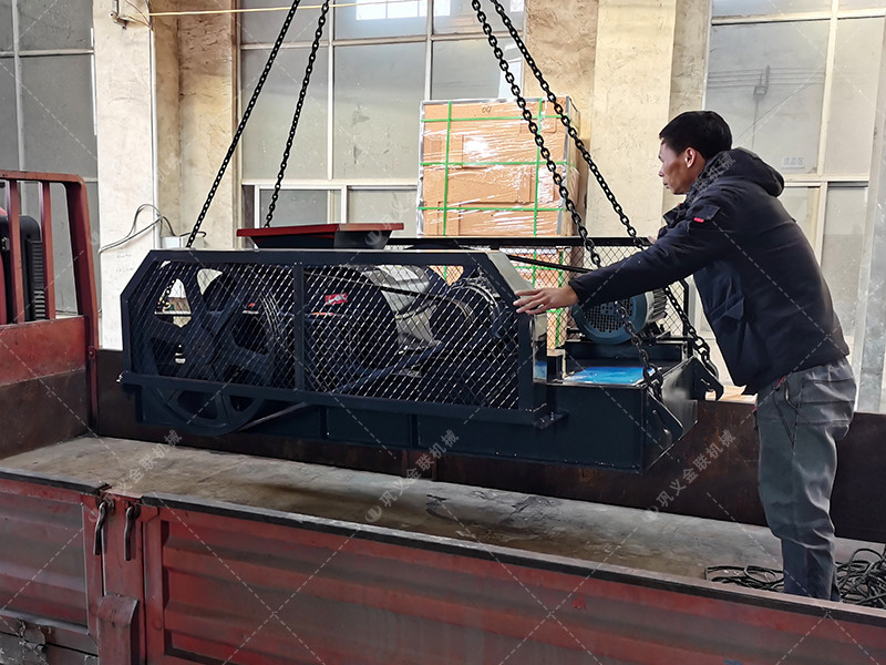 小型對(duì)輥破碎機(jī)和雙齒輥破碎機(jī)發(fā)往河南登封破碎保溫陶瓷