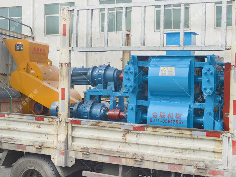 四輥破碎機(jī)和雙級(jí)粉碎機(jī)發(fā)往內(nèi)蒙古破碎煤炭