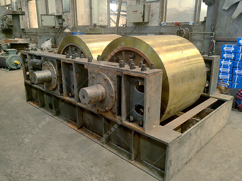 硅礦石對輥制砂機(jī)：180噸/時(shí)高效能，如何選擇實(shí)力廠家是關(guān)鍵